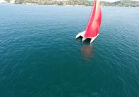 rouge gennaker turquoise équipage blanc trimaran yacht mer bleu